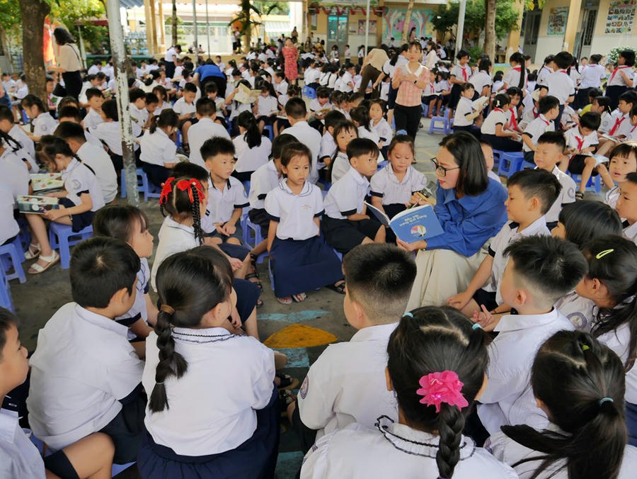 Nhà văn, nhà báo Phương Huyền trực tiếp khơi gợi niềm đam mê sách và dẫn dắt các em nhỏ khám phá kho tàng tri thức
