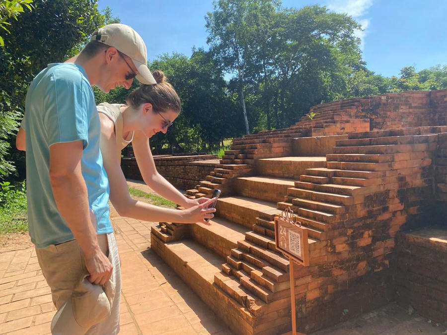 Du khách quốc tế quét mã QR tại di sản Mỹ Sơn để nắm rõ quy mô và giá trị di tích. Ảnh: B.LINH