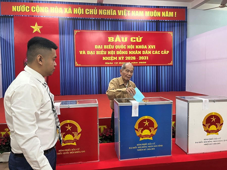 Các cử tri cao tuổi trực tiếp thực hiện quyền công dân của mình