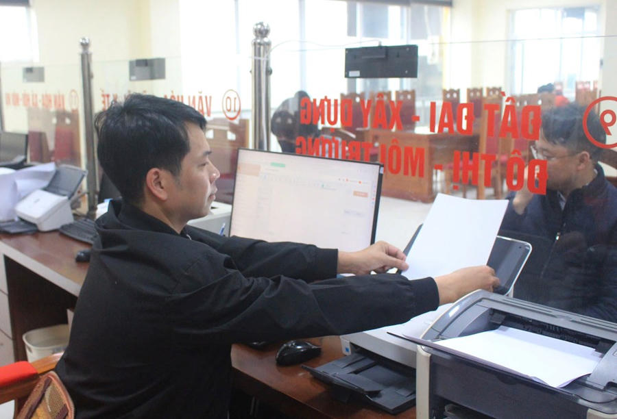 100% hồ sơ và kết quả giải quyết TTHC của phường Vĩnh Yên được số hóa, góp phần hình thành kho dữ liệu số, nâng cao hiệu quả quản lý và chất lượng phục vụ Nhân dân.