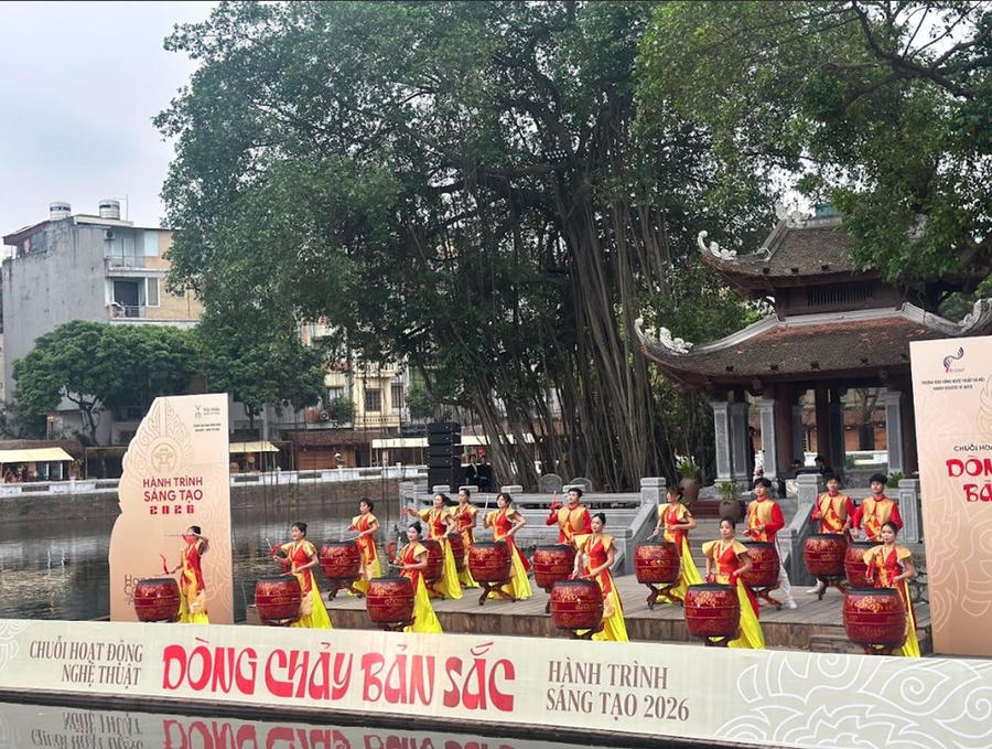 Tiết mục trống hội đến từ các giảng viên và học sinh - sinh viên khoa Nhạc cụ truyền thống (Trường Cao đẳng Nghệ thuật Hà Nội)