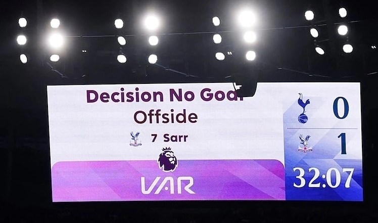 Hình ảnh thông báo VAR trên màn hình lớn trong trận Tottenham gặp Crystal Palace tại sân Tottenham Hotspur, thành phố London, Anh, ngày 5.3.2026. Ảnh: Reuters