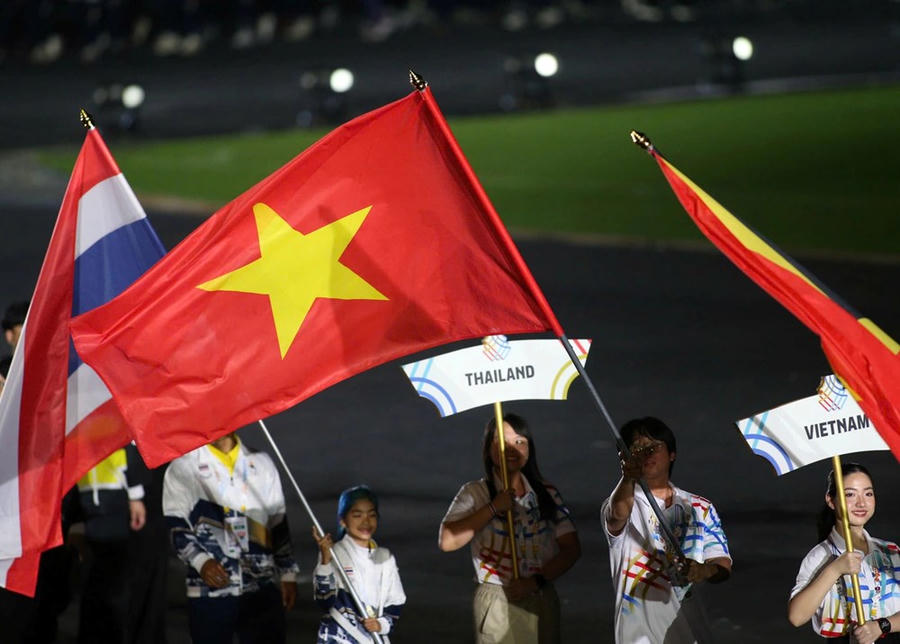 Quốc kỳ Việt Nam được rước qua lễ đài trong lễ bế mạc SEA Games 33. Ảnh: An An