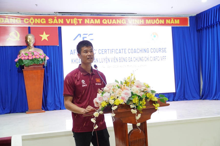 Đại diện giảng viên, ông Đặng Văn Thành phát biểu tại buổi lễ
