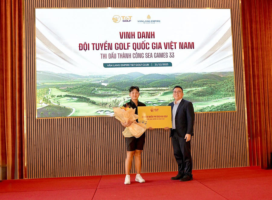 Đại diện T&T Golf trao tài trợ cho VĐV Nguyễn Anh Minh – Huy chương Bạc bộ môn Golf SEA Games 33