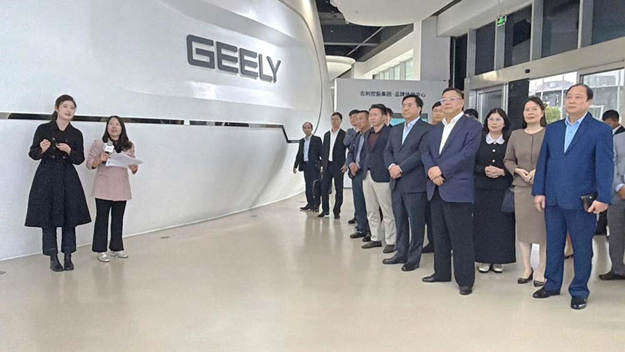 Chủ tịch UBND tỉnh Trần Duy Đông và Đoàn công tác tham quan phòng trưng của Tập đoàn Geely.