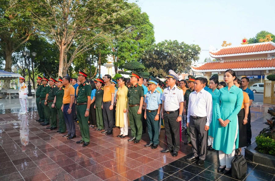 Các đại biểu dâng hương trước tượng đài Anh hùng Liệt sĩ Võ Thị Sáu