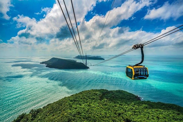 Cáp treo Hòn Thơm đưa du khách vào hành trình độc đáo giữa trời biển. Ảnh minh họa