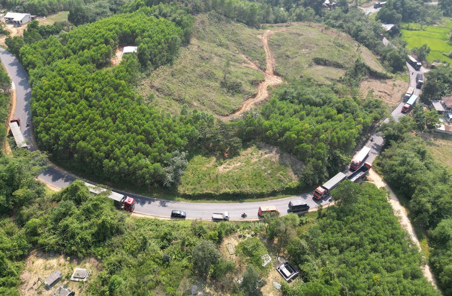 Xe đầu kéo, xe tải hạng nặng nối đuối nhau trên tuyến Quốc lộ 49 đi miền núi A Lưới