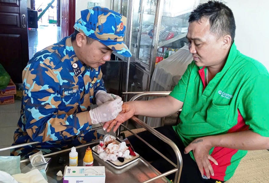 Nhà giàn, đảo Trường Sa kịp thời cứu chữa ngư dân gặp nạn giữa biển