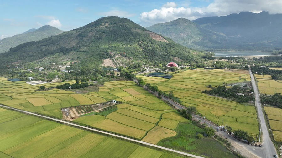 Toàn cảnh khu vực núi Đại An - nơi diên ra Lễ hội Am Chúa