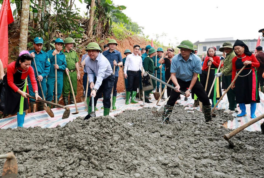 Đồng chí Dương Quốc Huy - Ủy viên Ban Chấp hành Trung ương Đảng, Bí thư Tỉnh ủy Lào Cai trực tiếp cùng cán bộ cơ sở và bà con tham gia lễ ra quân làm đường giao thông nông thôn năm 2026