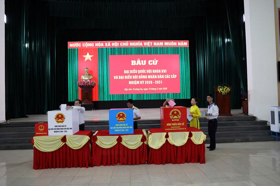 Cán bộ, chiến sĩ tại đặc khu Trường Sa thực hiện nghĩa vụ cử tri, gửi gắm niềm tin vào những đại biểu sẽ góp phần đưa đất nước ngày càng giàu mạnh