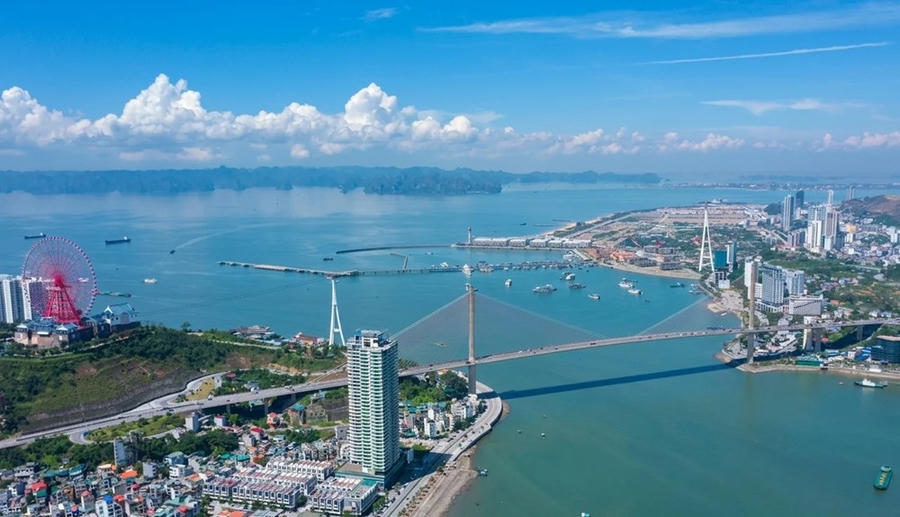 Vịnh Cửa Lục là vịnh nhỏ chỉ rộng hơn 18km2 nhưng lại có vị trí đặc biệt khi thông với vịnh Hạ Long – Di sản thiên nhiên thế giới qua eo Cửa Lục. Ảnh Quang Sơn