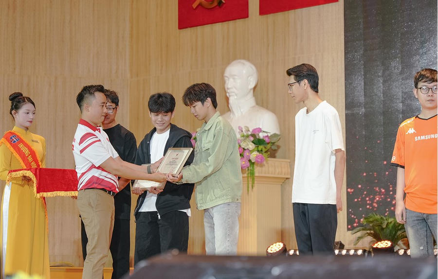 Chơi game thực sự để kiếm tiền: Chuyện nghề của những tuyển thủ mang danh xưng kiện tướng quốc gia
