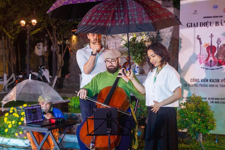 Bryan Wilson - nghệ sĩ cello quốc tế biểu diễn trong đêm nhạc “Harmonic Quảng Nam - Giai điệu bản địa” tại phố cổ Hội An - nơi không gian sáng tạo cộng đồng, nơi truyền thống và hiện đại, bản địa và quốc tế cùng giao thoa, thể hiện tinh thần đồng kiến tạo