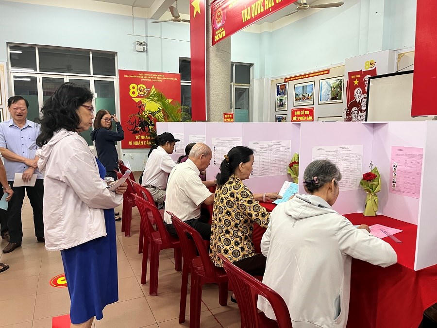 Cử tri thực hiện quyền công dân tại điểm bỏ phiếu số 1 phường Nha Trang