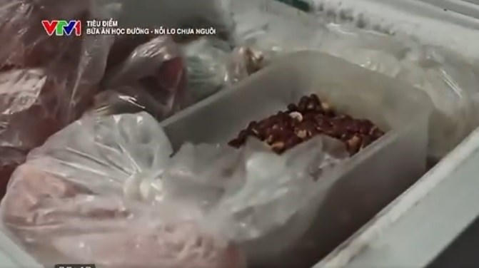 Lạc chín bị để lẫn với thịt sống bảo quản trong tủ đông