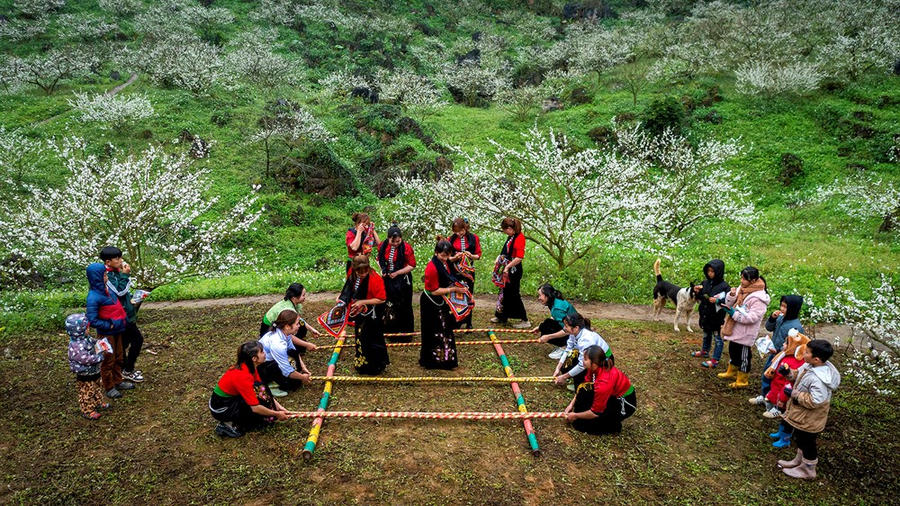 Nhảy sạp đón xuân. Ảnh: Hoàng Hoan