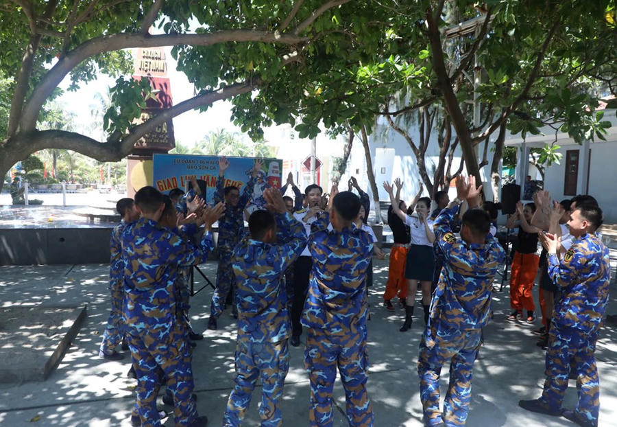 Giao lưu văn nghệ tại đảo Sơn Ca