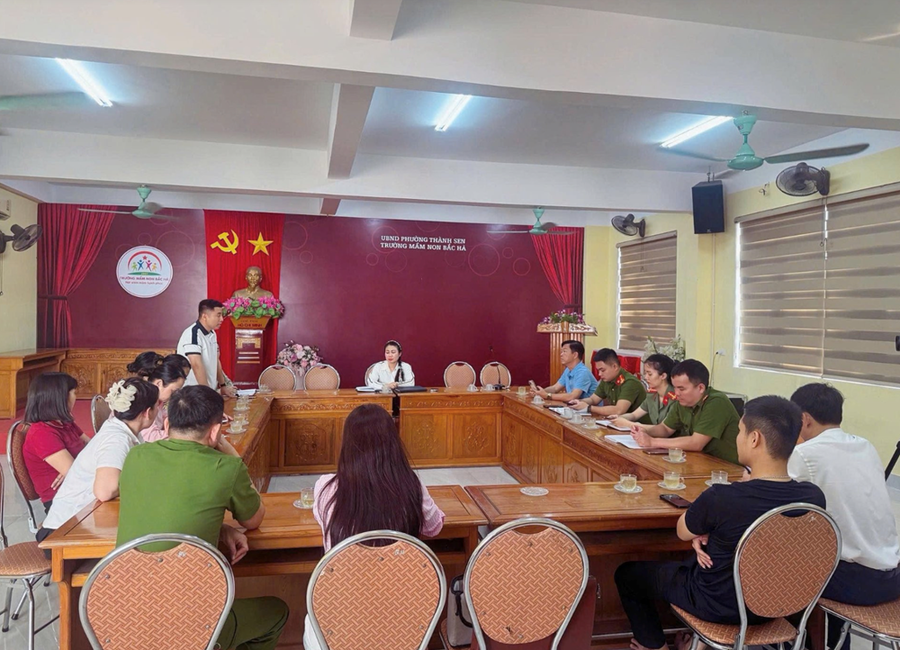 UBND phường Thành Sen đã tổ chức cuộc làm việc để phục vụ xác minh, xử lý sự việc. Ảnh: T.A