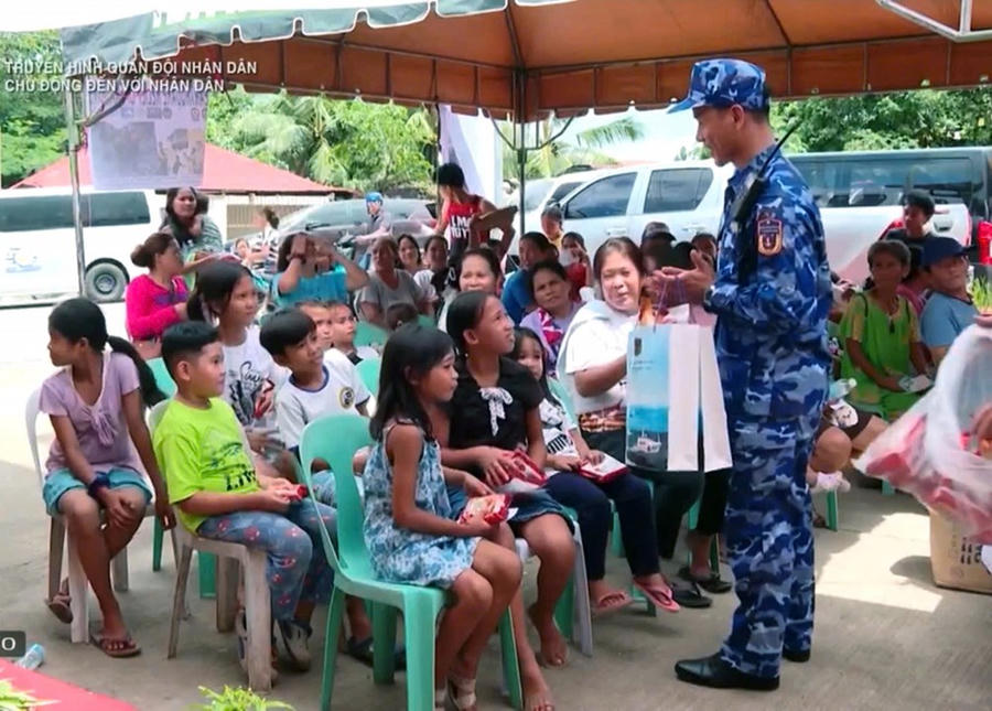 Trung tá Trịnh Văn Tuấn cùng đoàn công tác hỗ trợ người dân vùng bị động đất ở Philippines vào tháng 10.2025