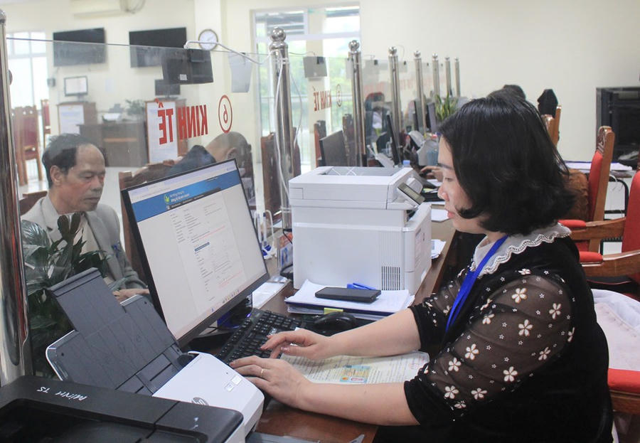 Cán bộ phường Vĩnh Yên tích cực ứng dụng công nghệ thông tin trong tiếp nhận, giải quyết thủ tục hành chính.