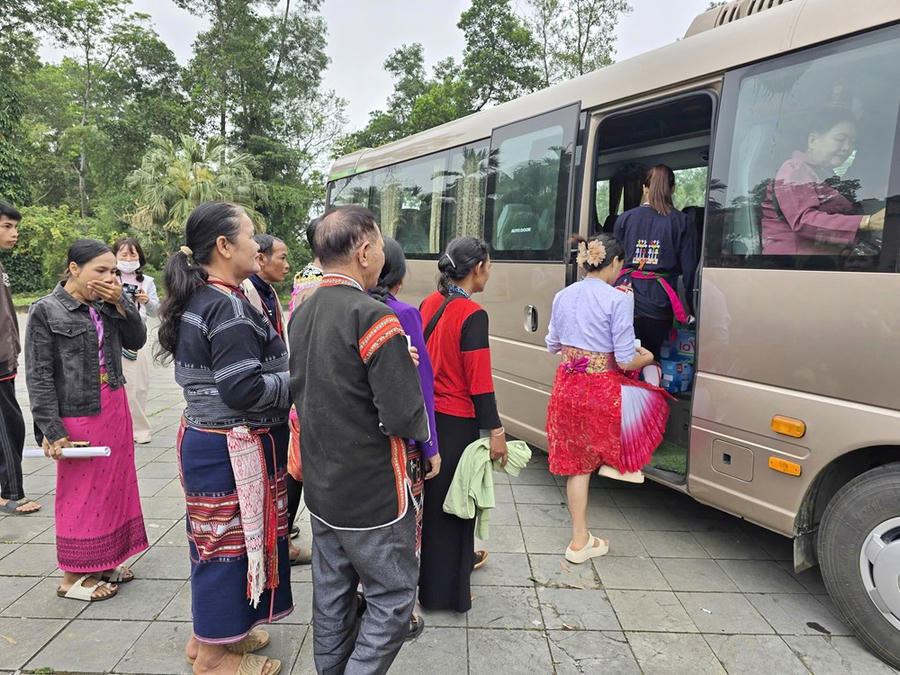 Ban Quản lý Làng Văn hóa - Du lịch các dân tộc Việt Nam đã bố trí phương tiện cũng như cử cán bộ theo hỗ trợ đoàn