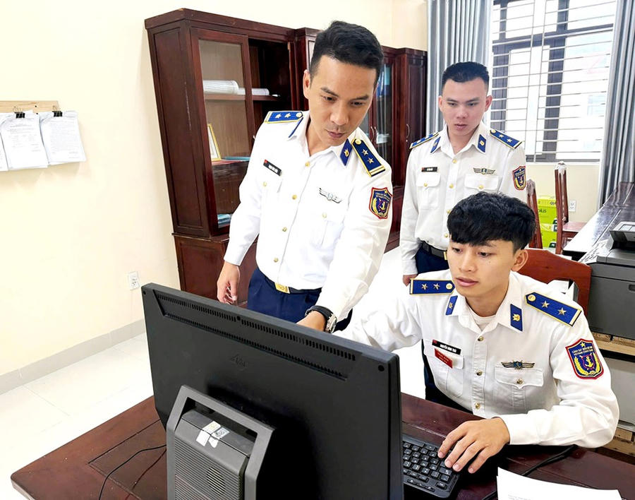Trung tá Trịnh Văn Tuấn hướng dẫn cấp dưới khai thác phần mềm quản lý quân nhân