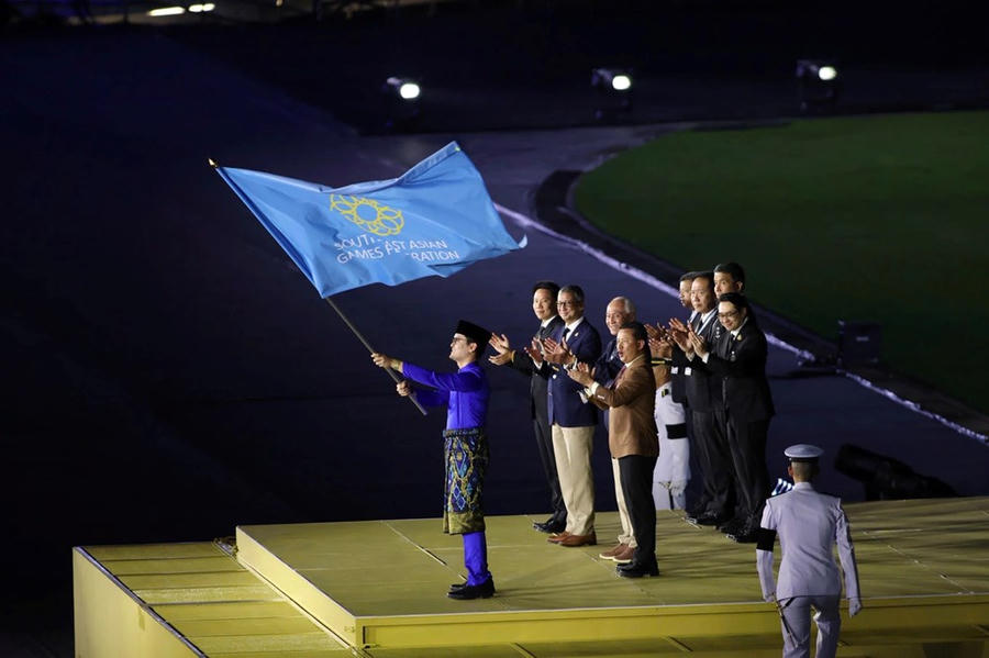 Đại diện của Malaysia nhận cờ SEA Games. Ảnh: Dân trí