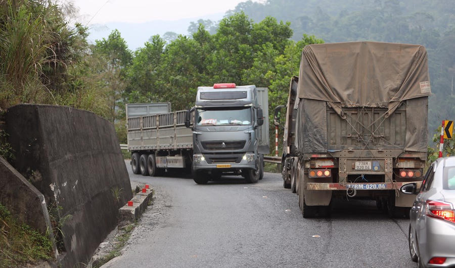 Thí điểm cấm xe đầu kéo lưu thông ban ngày trên Quốc lộ 49 đi A Lưới - ảnh 1
