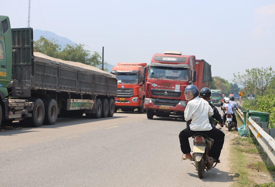 Nhiều xe đầu kéo lưu thông từ cửa khẩu La Lay (Quảng Trị) theo đường Hồ Chí Minh qua các xã A Lưới để về Quốc lộ 49