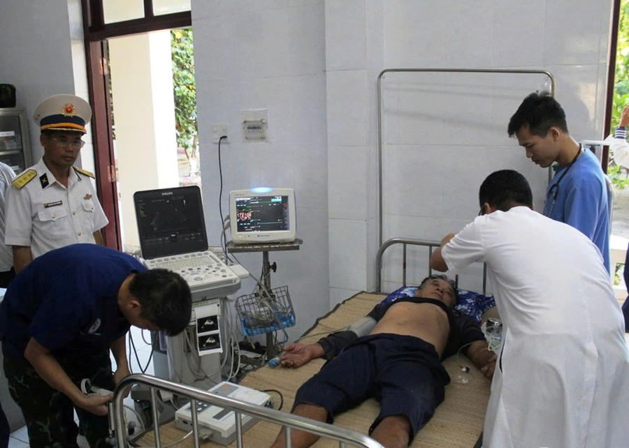 Nhà giàn, đảo Trường Sa kịp thời cứu chữa ngư dân gặp nạn giữa biển - ảnh 2