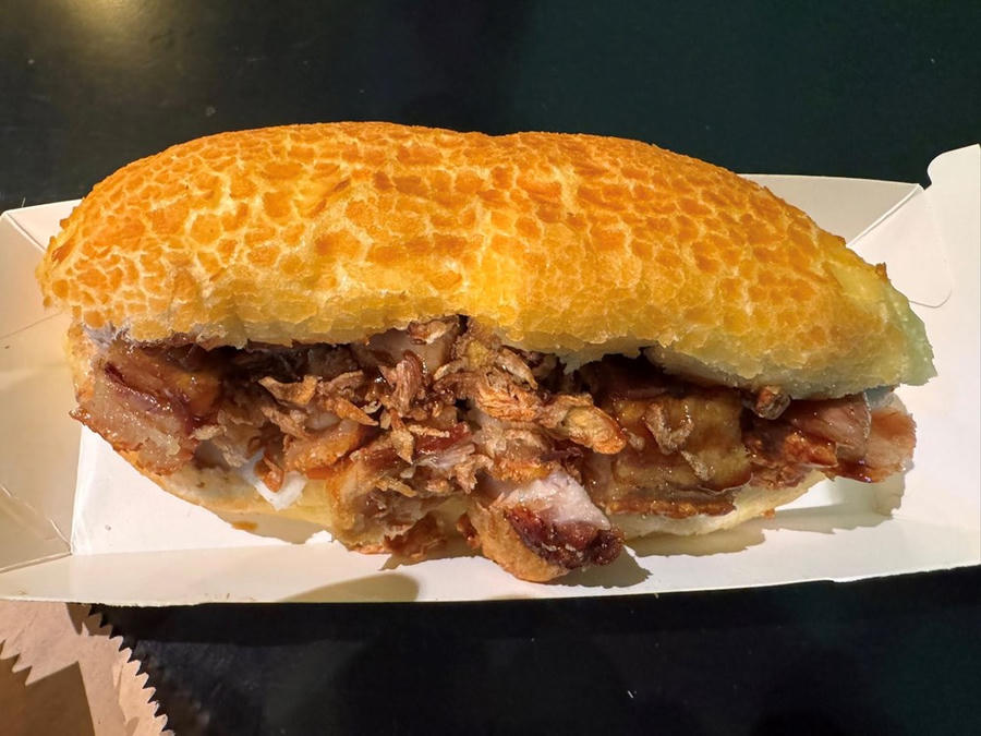 Hình ảnh một chiếc bánh mì trên Facebook “Vietnamese Banh Mi Appreciation Society”