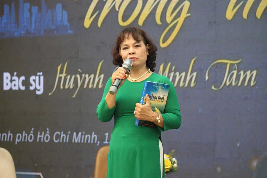 Nhà văn Trầm Hương, Phó Chủ tịch thường trực Hội Nhà văn TP.HCM chia sẻ tại buổi ra mắt sách
