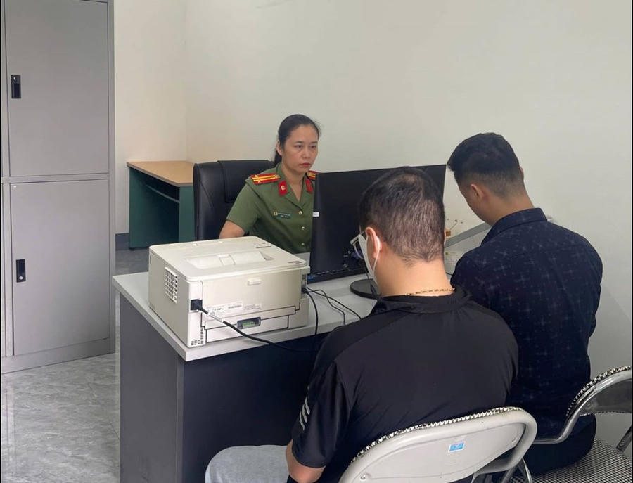 Công an phường Cam Đường làm việc với đối với L. V. Ph và M. V. Ph
