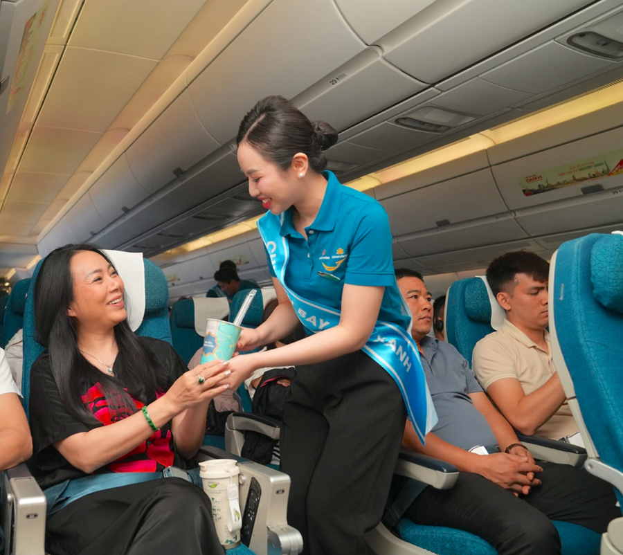 Thay vì tà áo dài quen thuộc, đội ngũ tổ bay và tiếp viên của Vietnam Airlines xuất hiện trong áo phông xanh trẻ trung