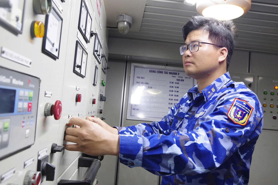 Người lính kỹ thuật và những đêm không ngủ giữa đại dương