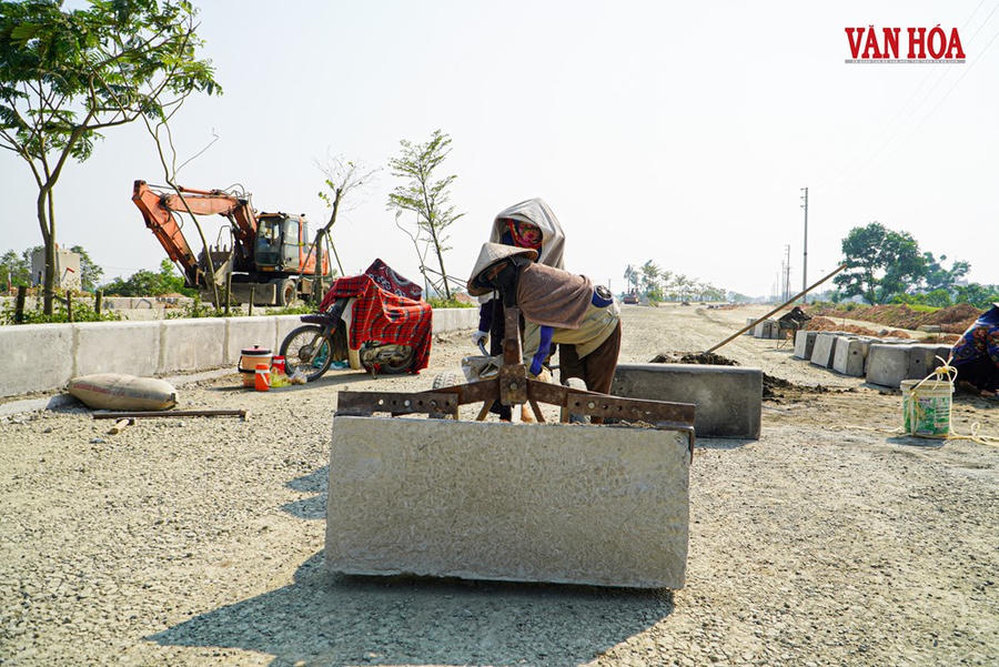 Những phận đời phụ nữ gồng mình giữa nắng hè - ảnh 1