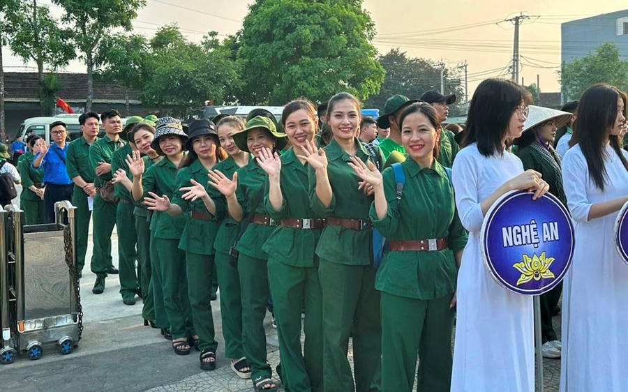 Lễ xuất quân tuyên truyền kỷ niệm 65 năm Ngày mở đường Hồ Chí Minh - Ngày truyền thống Bộ đội Trường Sơn - ảnh 4