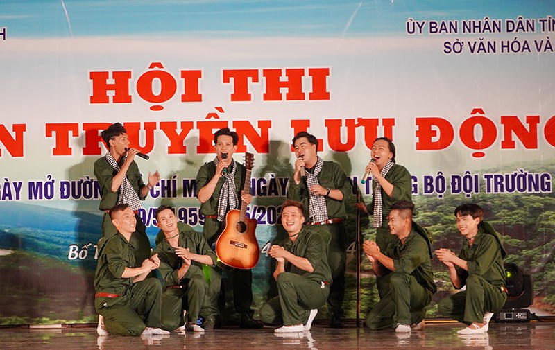 Lưu diễn tuyên truyền lưu động kỷ niệm 65 năm Ngày mở đường Hồ Chí Minh tại Quảng Bình