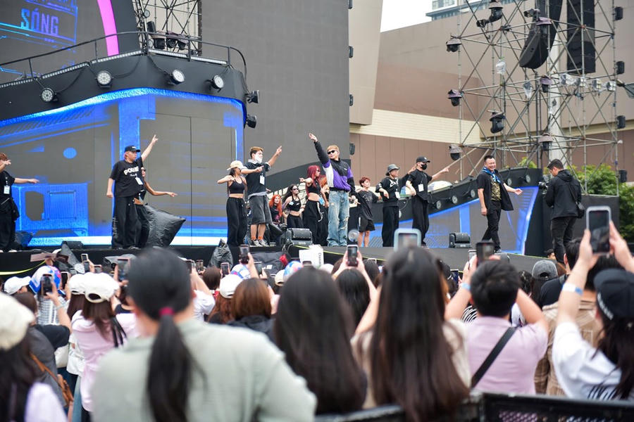 Cận cảnh buổi soundcheck “rực lửa” của Trạm Yêu Concert 4