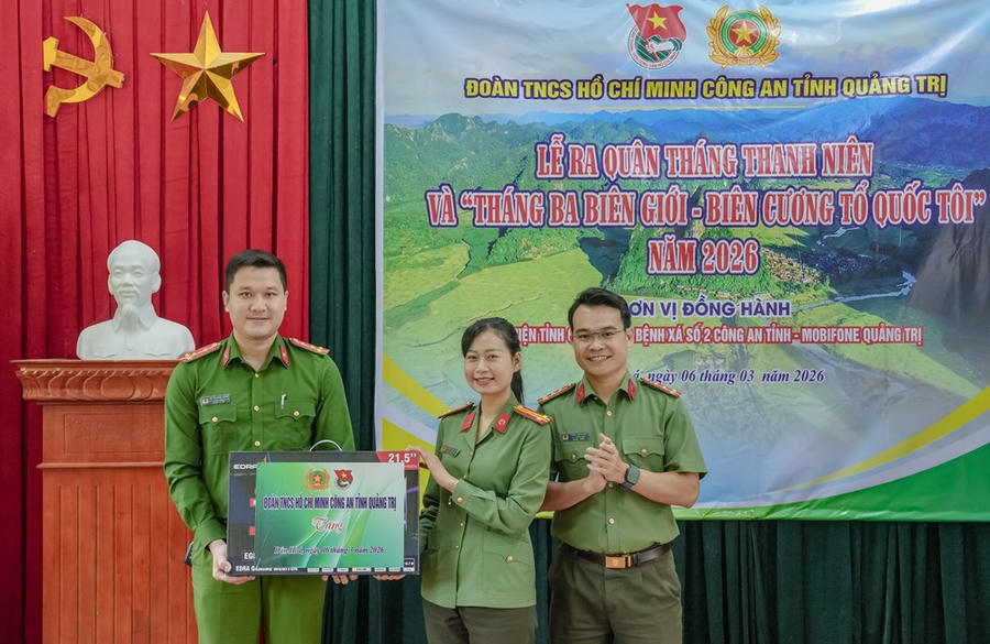 Trao tặng máy tính hỗ trợ lực lượng công an xã