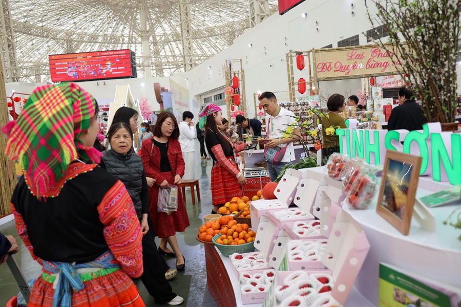 Không chỉ có các đặc sản, nông sản tiêu biểu, các gian hàng còn rực rỡ sắc màu và không khí mùa xuân