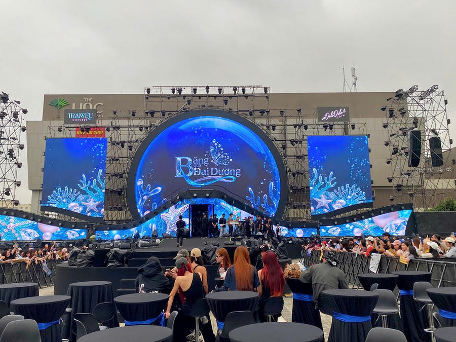 Toàn cảnh sân khấu rực sáng trong buổi soundcheck sáng nay