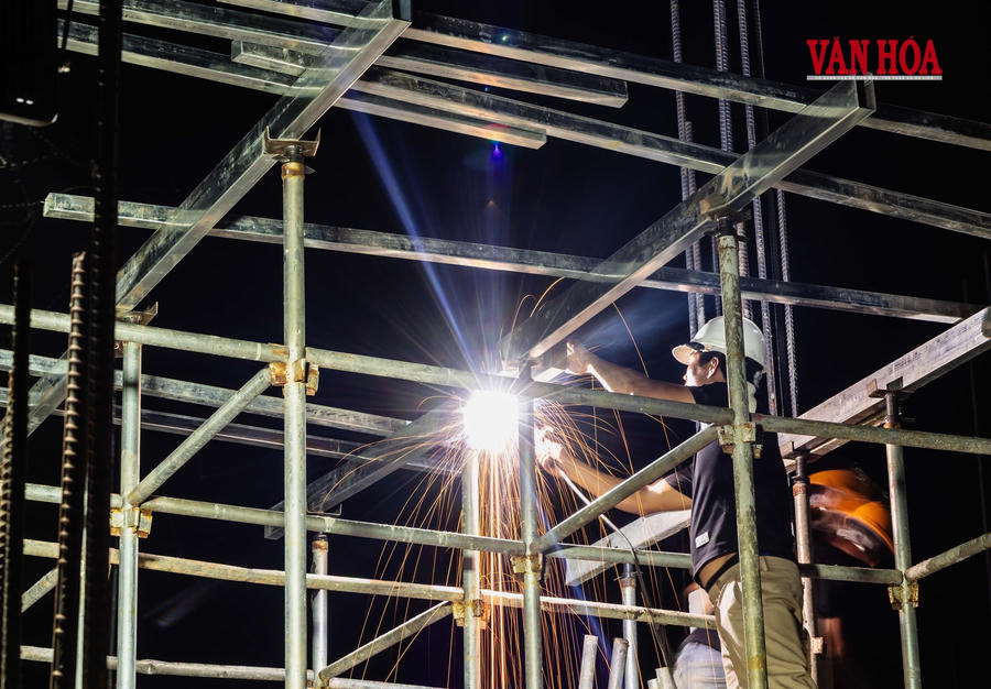 Nắng nóng bủa vây, công nhân vẫn bám công trường - ảnh 14