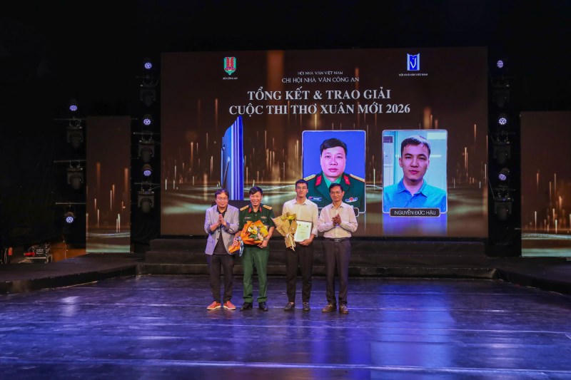 Nhà thơ Nguyễn Tiến Thanh, Tổng Giám đốc Nhà xuất bản Giáo dục Việt Nam, Trưởng Ban Giám khảo và nhà thơ Lê Cảnh Nhạc, Phó Chủ tịch Hội Nhà văn Hà Nội trao giải thưởng cho các tác giả đoạt Giải Nhì