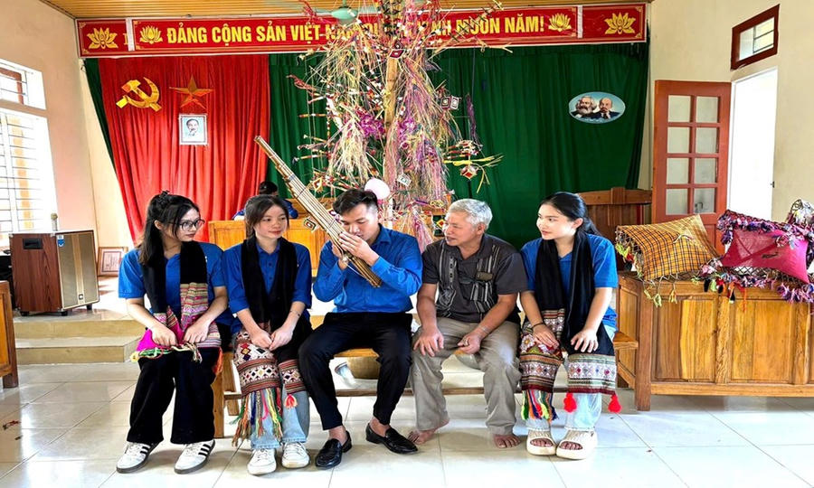 Anh Đức đã thành lập Câu lạc bộ Bảo tồn bản sắc văn hóa dân tộc Thái với những lớp học dạy chữ, dạy nhạc cụ, hát truyền thống