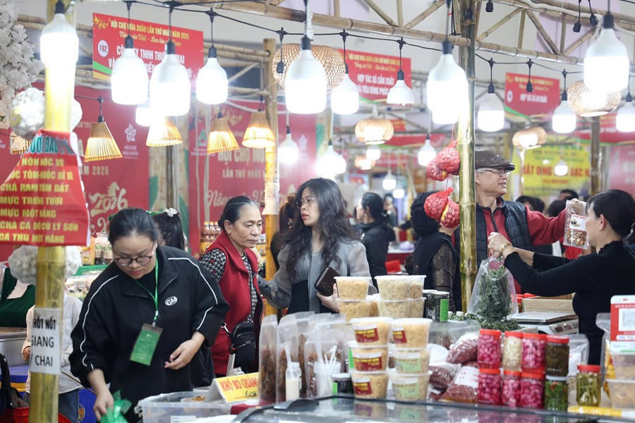 Các gian hàng liên tục có người mua bán