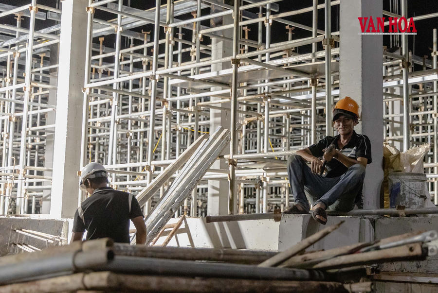 Nắng nóng bủa vây, công nhân vẫn bám công trường - ảnh 15